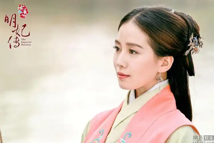 刘诗诗女医剧照图古装造型端庄典雅