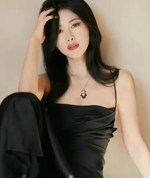 朱珠艳而不妖,身材时尚玲珑,让人一眼万年,不愧是知性优雅女神