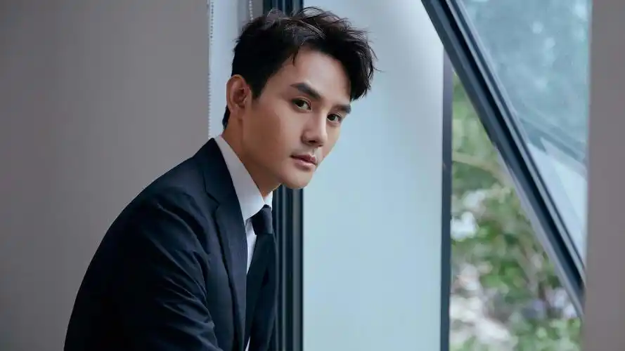 电脑壁纸 明星 大陆明星 王凯黑色暗格西装夹克时尚写真