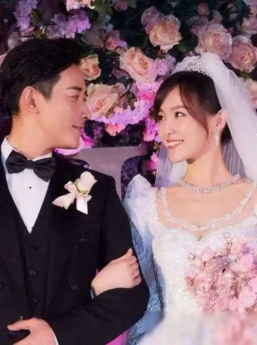 婚礼当天,罗晋更是将浪漫演绎到了极致.