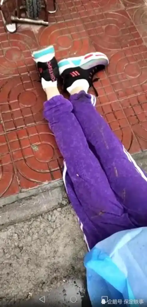 保定某小区内一女性坠楼身亡,事故原因仍在 调查中_腾讯新闻