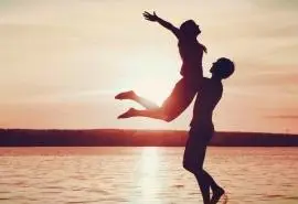 精选夕阳中海边拥抱的情侣甜蜜浪漫爱情写真图片桌面壁纸下载