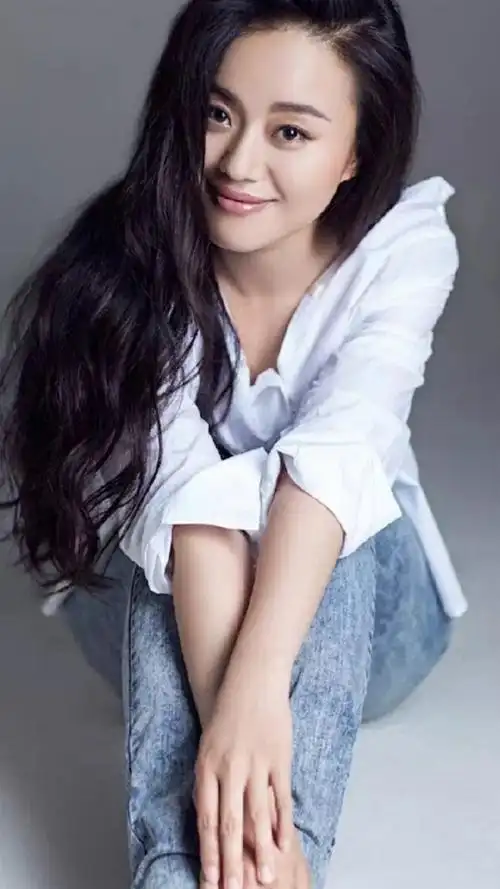 她是85后女演员里的农村戏专业户,与丈夫相恋18年,真人这么美.