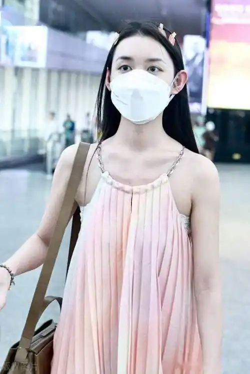 蒋依依身穿粉色吊带裙甜美清爽_北京_机场