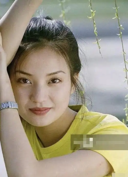 赵薇年轻时有多撩人?当她18岁旧照被扒后,网友:黄晓明眼光真毒