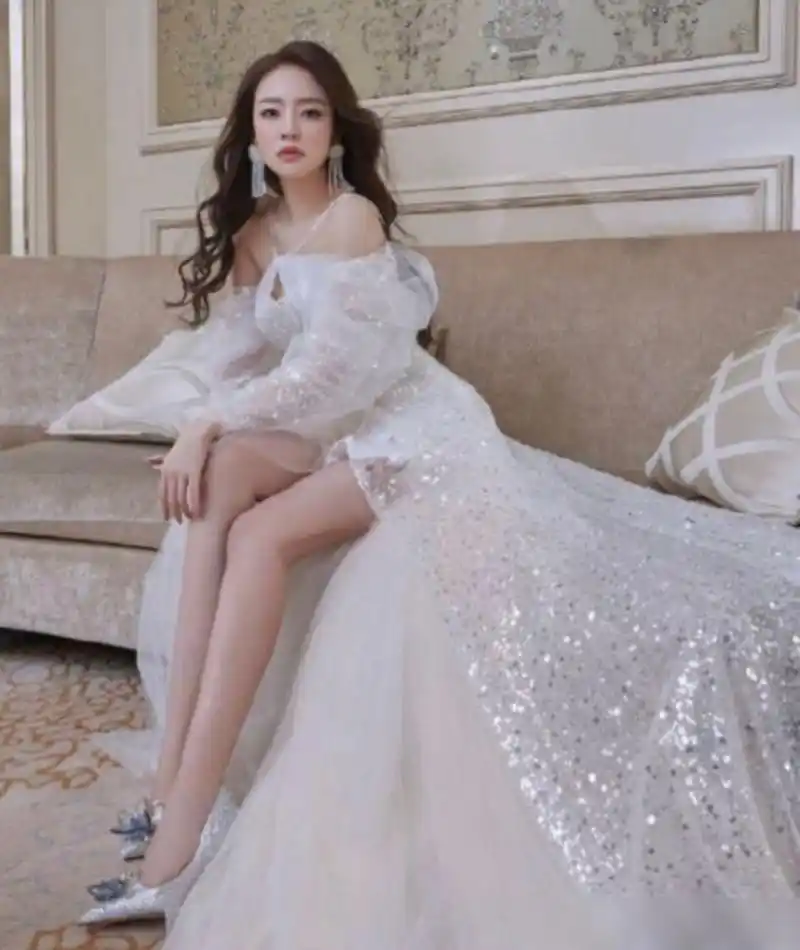 41岁的安以轩身材管理真好,穿露背礼服裙惊艳十足,大长腿太吸睛