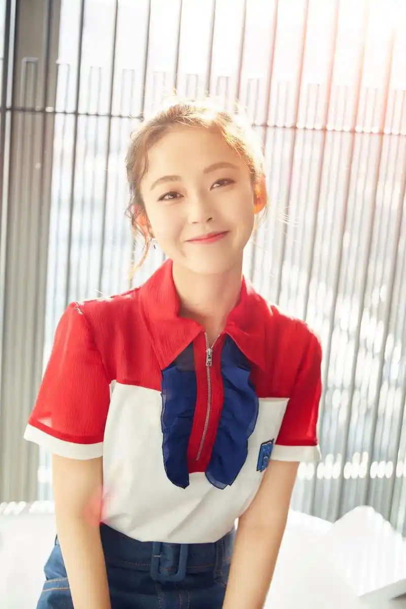 张佳宁这套衣服像学生一样,腿好长!#娱圈新动向##女明星# #美女