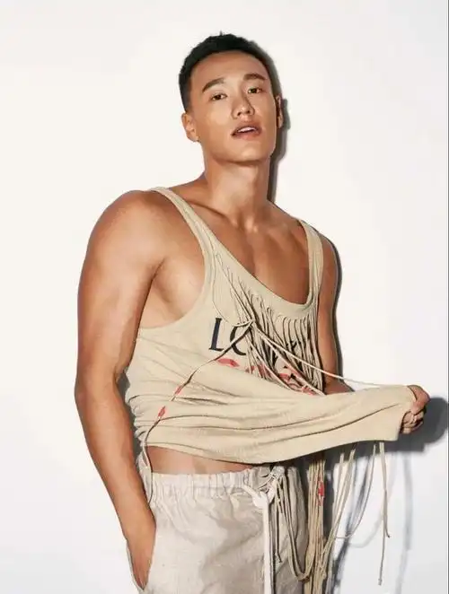 八秒半大胸肌渣男脱衣让老妈坐不住了现在的男星身材也太卷了吧