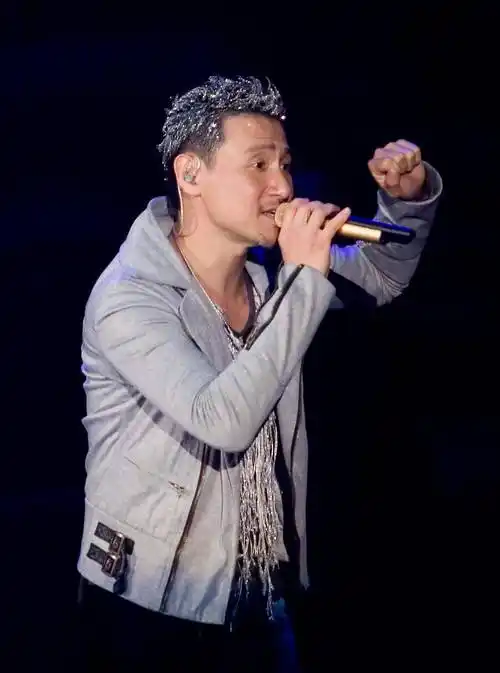 这部港片被奉为经典,那时张学友还不是歌神,周星驰不是喜剧之王_柏