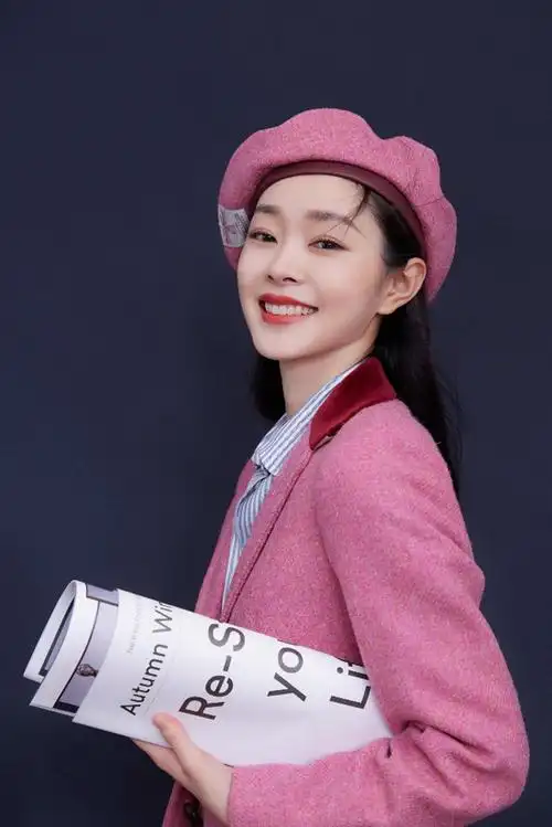 宋轶粉色西装亮相活动 新剧演绎成都烟火气