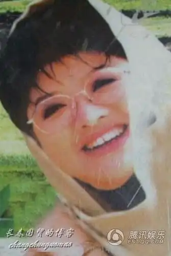 照片中韩红比现在清瘦很多,明眸皓齿眉目清秀