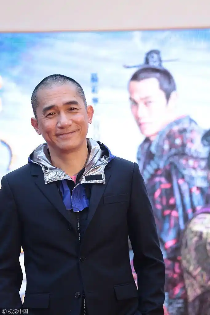 这个光头你给几分?梁朝伟剃光头只为个"懒"字 微笑不惧露褶子