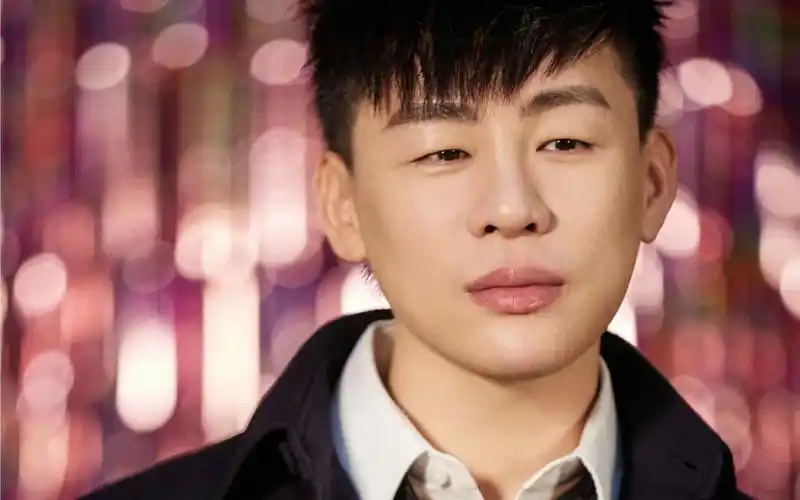 手动给胡彦斌解个扣子