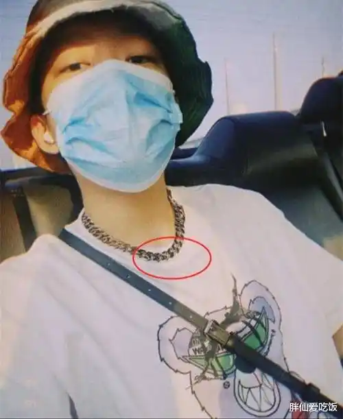 李小璐皮几万晒滑雪照片,疑似旧情复燃?_贾乃亮_身材_卫衣