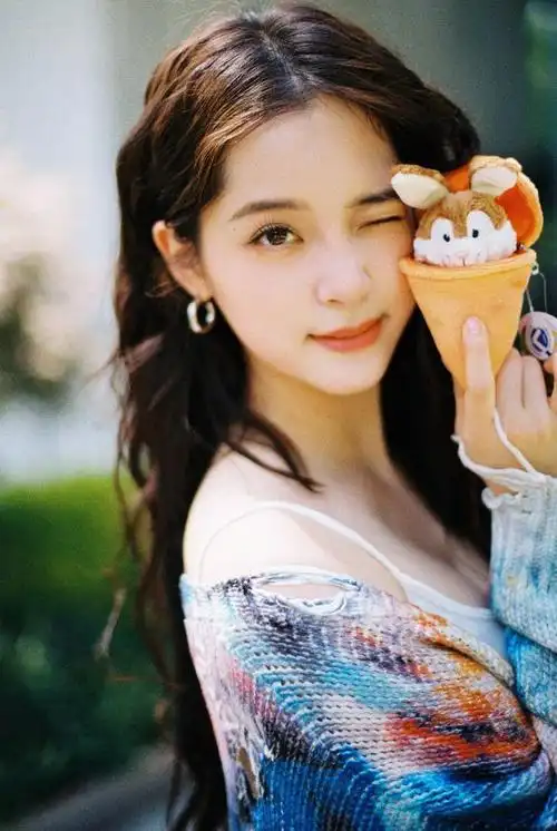 欧阳娜娜夏日氧气感美照曝光和小狗合影笑容甜网友清凉感满满