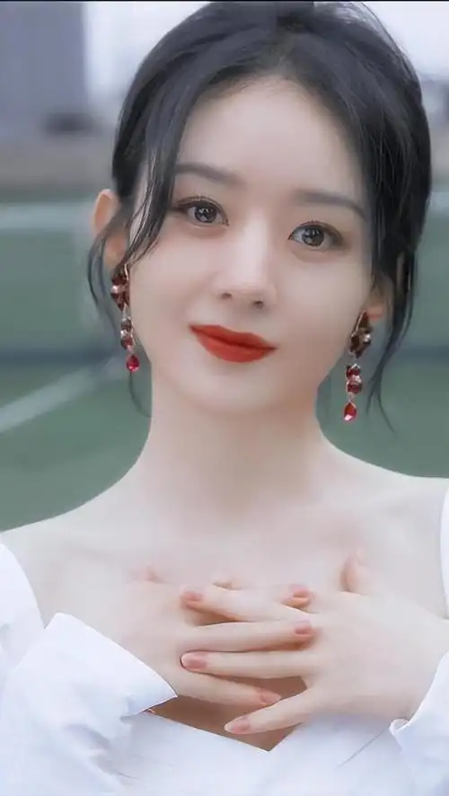 是那双灵动的大眼睛,还是那甜美的笑容,又或是那匀称的身材和立体的