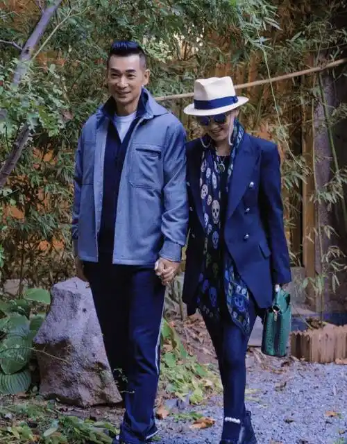 原来赵文卓送女儿登机出国留学,小玫瑰身高超1.