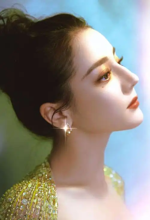 迪丽热巴穿晚礼服参加活动,玲珑身段好美丽|盘发_网易订阅