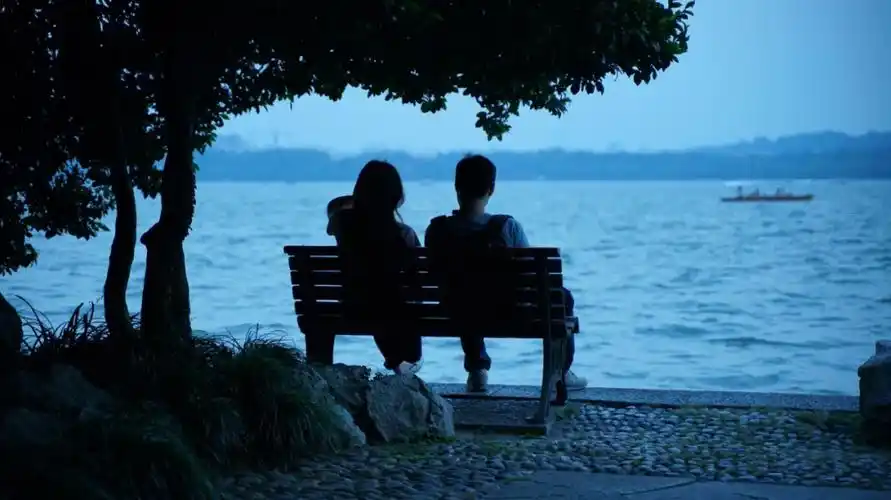 安静的一对情侣