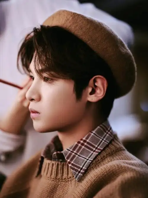 黄明昊你好星期六棕色贝雷帽毛衣造型