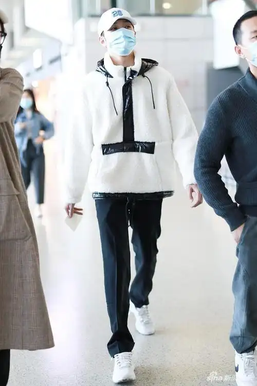 组图:赖冠霖穿羊羔绒外套玩黑白配 满屏尽是大长腿帅气有型