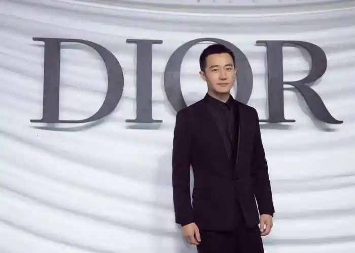 黄轩亮相品牌上海高订大秀 经典黑色西装气宇非凡