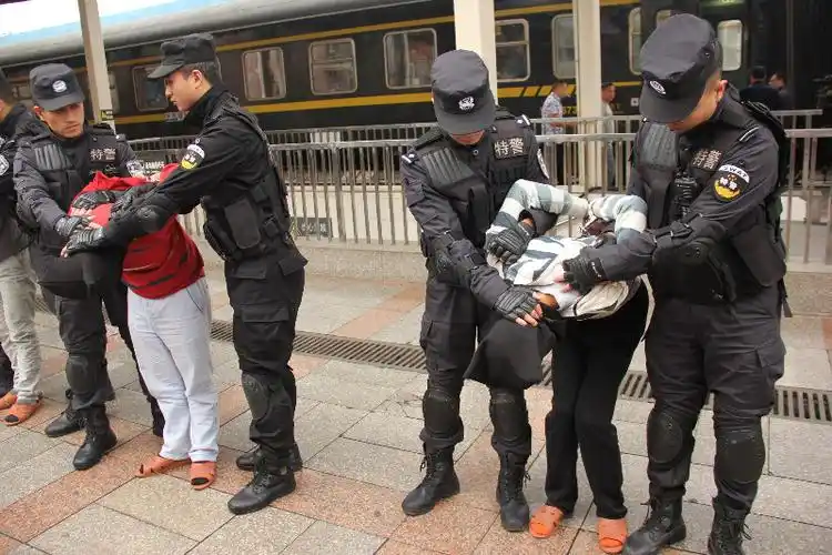 23万积蓄被骗光后 他自杀了.