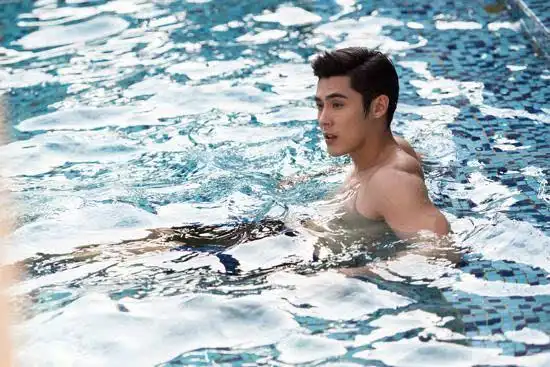 陈奕美男子2泳池福利来袭健硕腹肌帅气逼人