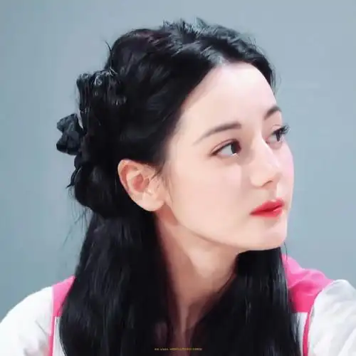 迪丽热巴工作室换了头像