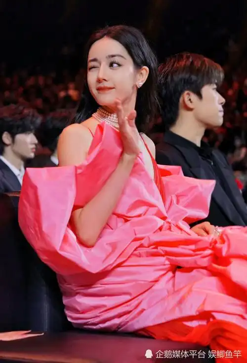 30岁绝色佳人迪丽热巴,微博之夜wink,登上话题热搜榜!_腾讯新闻