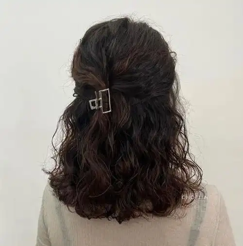 大卷发如何打理,如何使用卷发棒来打理大卷发型(试试这几种盘扎造型)