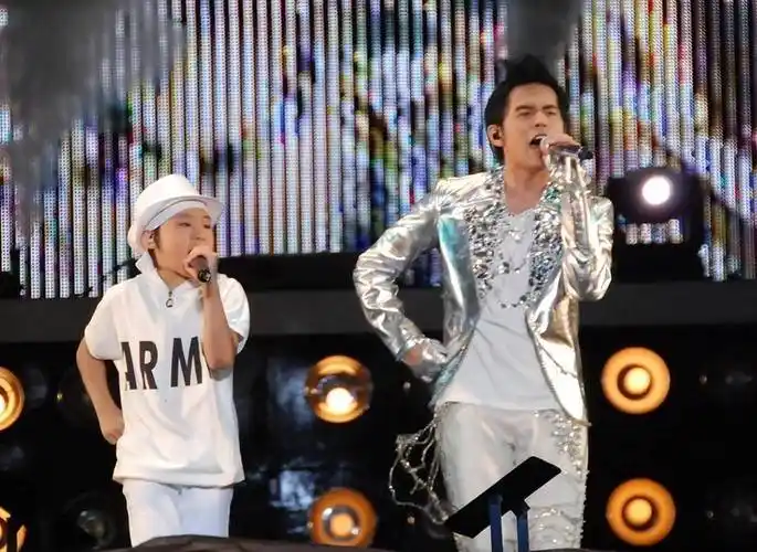 当小周杰伦的光环逐渐消退时,侯高俊杰的商演机会减少了,名气也逐渐