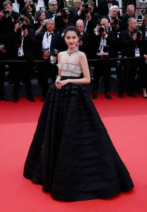 关晓彤的副乳,周冬雨的平胸,蒋欣的腿,女明星的身材也很真实最新消息