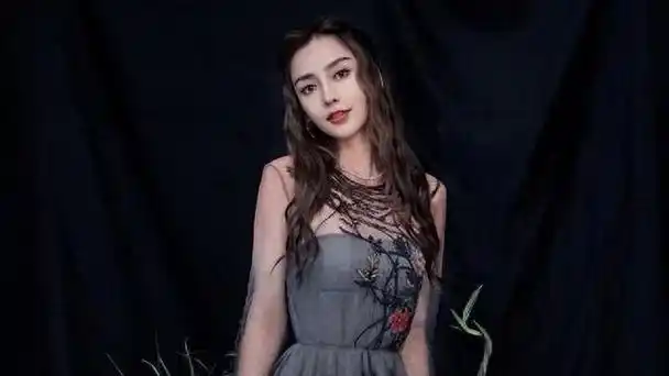 angelababy风波后首次露面绽放甜美笑容状态极佳嘟嘴卖萌迷人