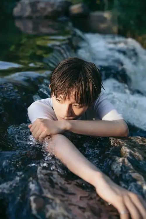 刘冠佑写真大片!清新自然青春阳光,迎接更好的自己