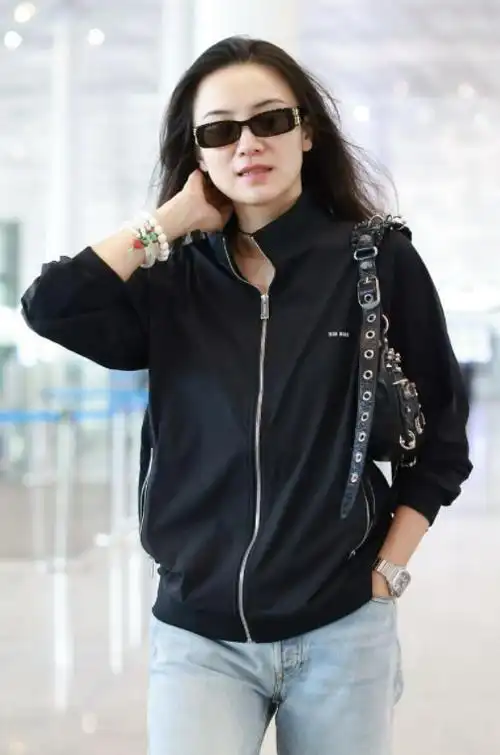 宋佳北京机场亮相简洁搭配尽显潇洒迷人风采