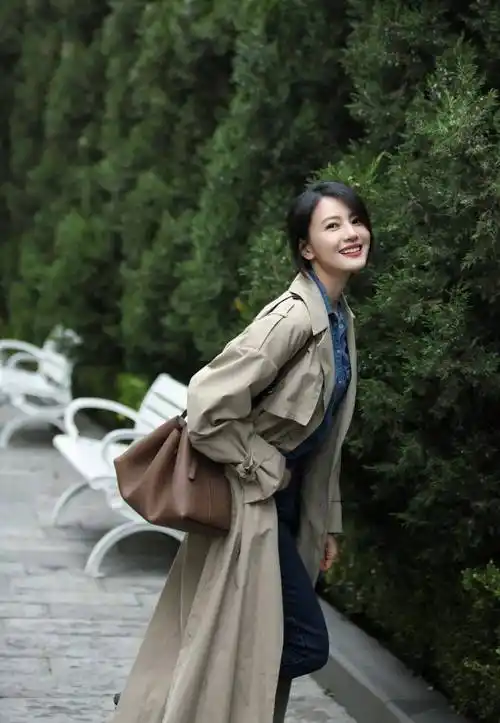 高圆圆"初冬"新款,大衣 牛仔裤,高级又时髦,大气又优雅