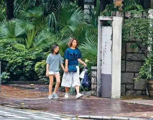 关咏荷带女儿上街购物 11岁张童美貌不输妈妈