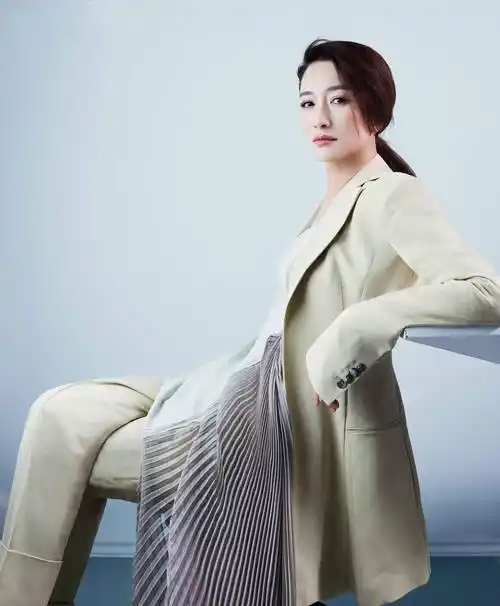 看看李小冉穿搭示范_气质_女性_风衣