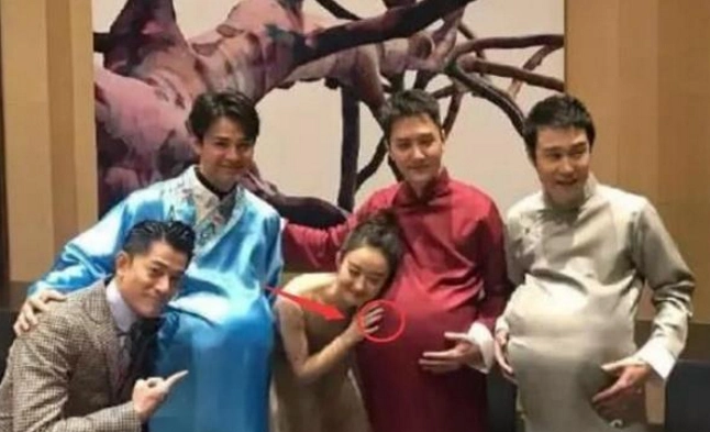 赵丽颖新婚2月被传有孕,冯绍峰晒出"大肚照",真的甜到不行!