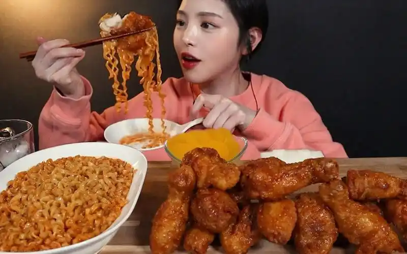 【boki中字】蜂蜜炸鸡和奶油火鸡面 小姐姐吃播_哔哩哔哩 (゜-゜)つロ