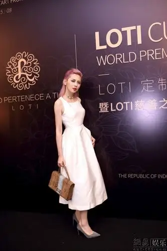 王子清亮相巴厘岛时装周跨界时尚圈获好评