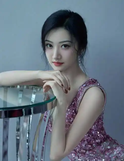 景甜美照美照v粉色亮片深裙,衣服如彩虹,皮肤如月亮_笑容_肌肤_光芒