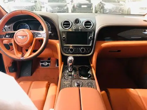 2020款宾利添越内饰设计人性化配置齐全-新浪汽车