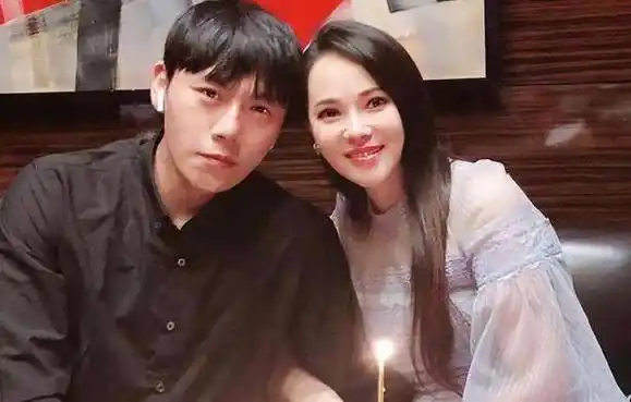 秦昊老婆跑韩国打水光针,56岁伊能静满脸针眼,感慨:真的很痛