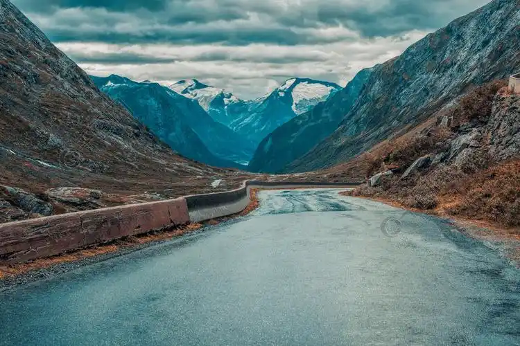 挪威高山风景与转弯的道路电影风格秋天的颜色