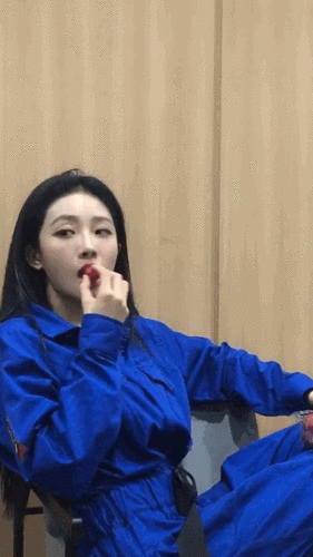 原创喻言由狮子变成猫咪?"汽修"工装都挡不住憨态,高冷离家出走了