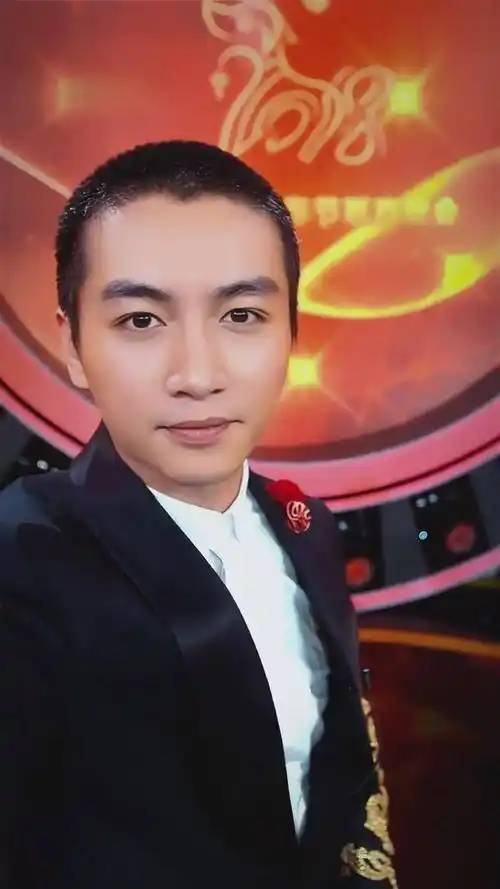 陈晓春晚造型曝光 就不能换个发型?