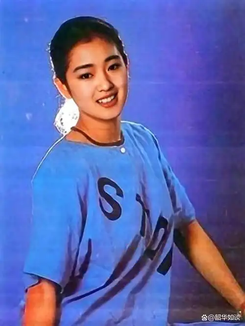 在她成为演员之前,小时候的巩俐热衷于唱歌跳舞,她渴望成为一名歌手