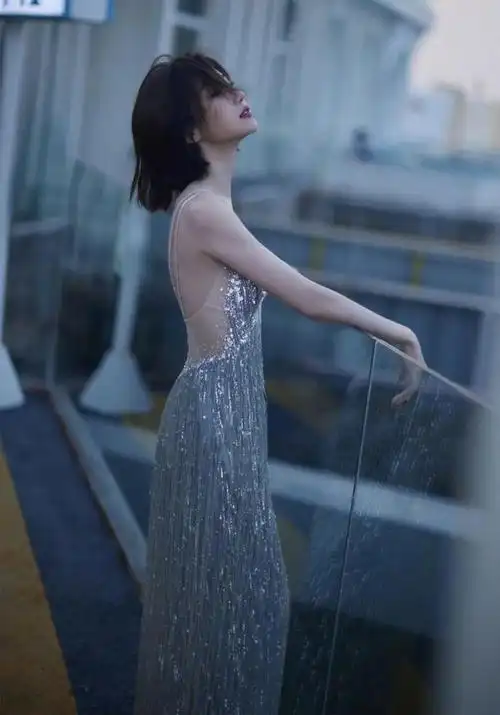 毛晓彤才是礼服女王穿深v流苏裙高贵迷人腰臀比太惊艳